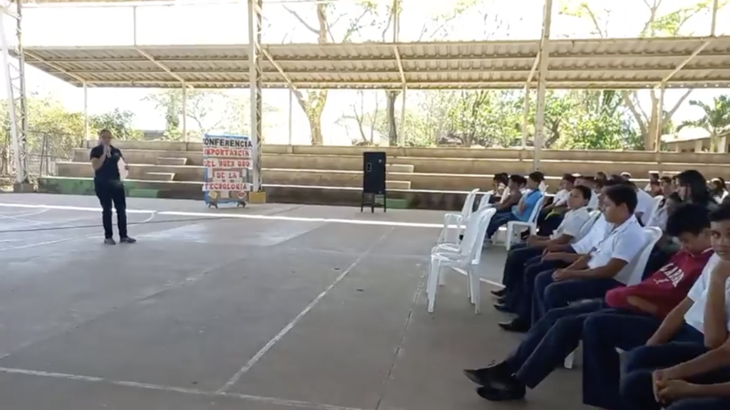 Fundación Comunicándonos enseña a jóvenes de Sonsonate a usar las redes sociales para informarse