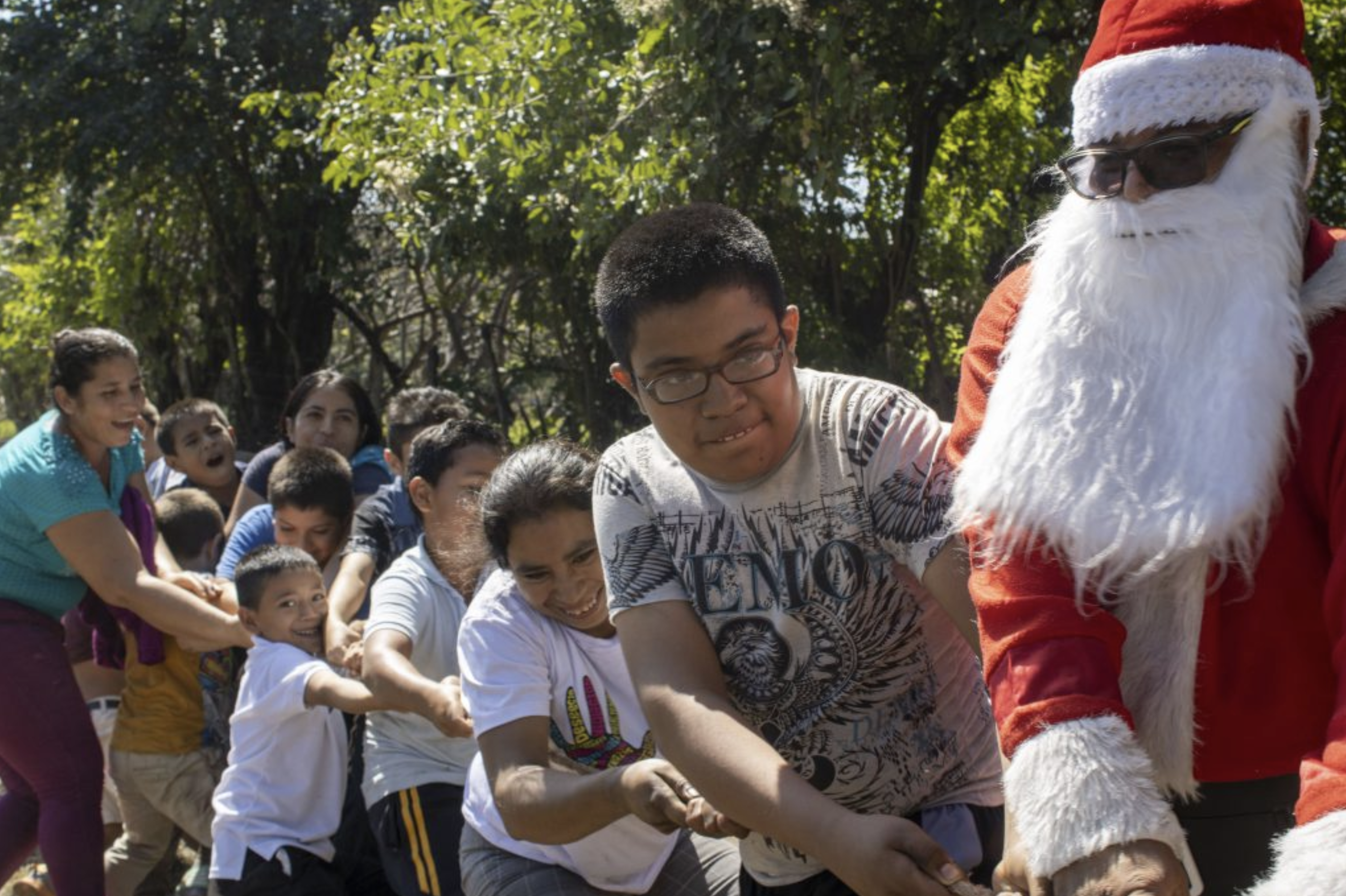 Fundación Comunicándonos y aliados llevan sonrisas navideñas a comunidades de San Lucas y La Murraya de Guazapa
