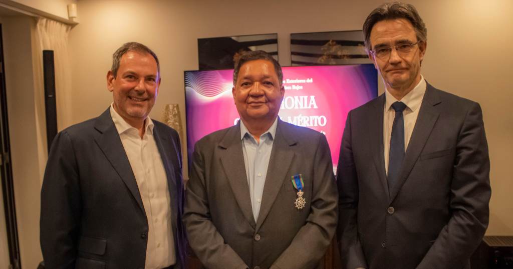 Reino de los Países Bajos condecora a representante de Fundación Comunicándonos en El Salvador por el caso de los cuatro periodistas holandeses