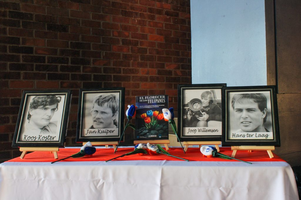 “El florecer de los tulipanes”: presentan segundo libro sobre el caso de los cuatro periodistas holandeses asesinados en El Salvador